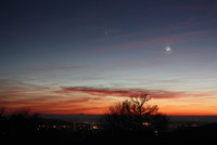 Conjonction Vénus / Lune cendrée, sur fond de Puy de Dôme